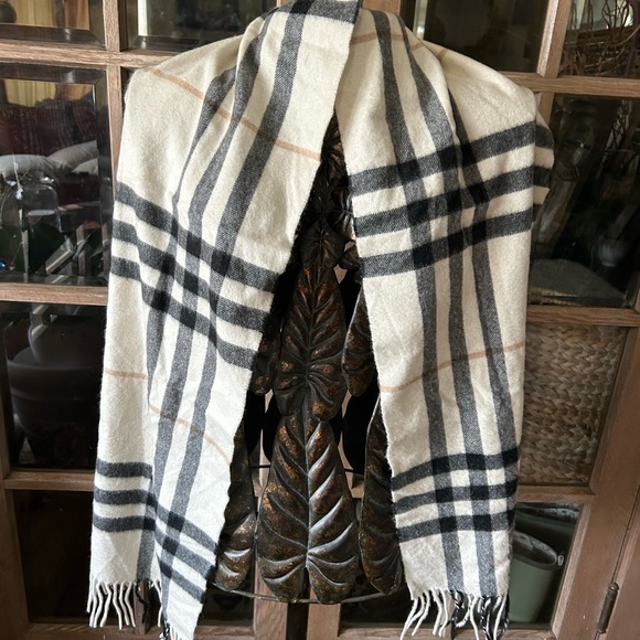 Burberry Classic Check 100%Cashmere Scarf Authentic in excellent condition! - Picture 2 of 10